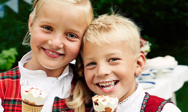 Barn spiser Diplom-Is på 17.mai