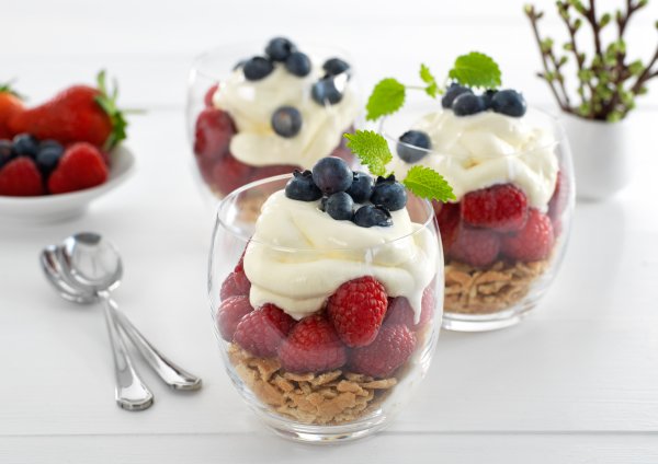 Isdessert med friske bær servert i glass