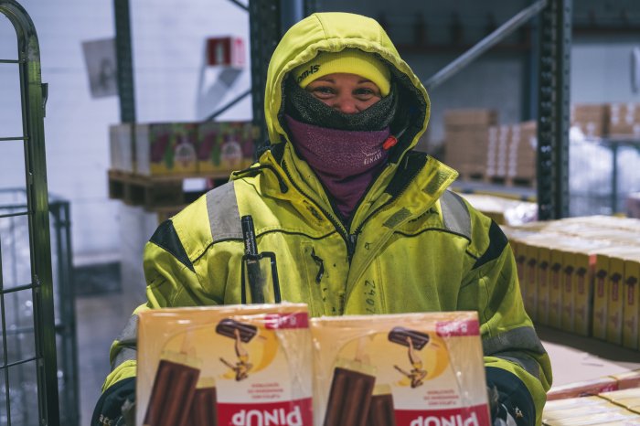 Diplom-ansatt i gul jakke