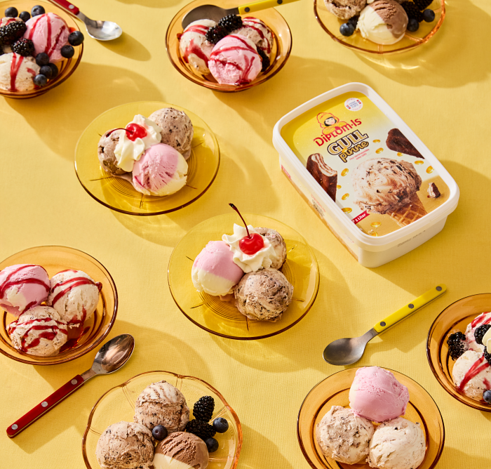 Mange tallerkener med kuleis av tress og gullpinne