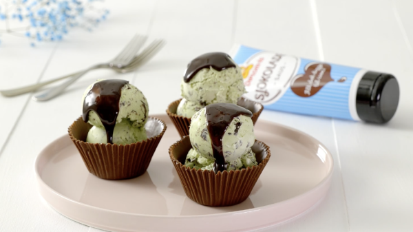 Muffinsformer laget av sjokoladesaus som stivner på isen