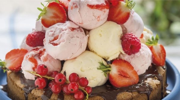 Bilde av kake med iskuler og bær